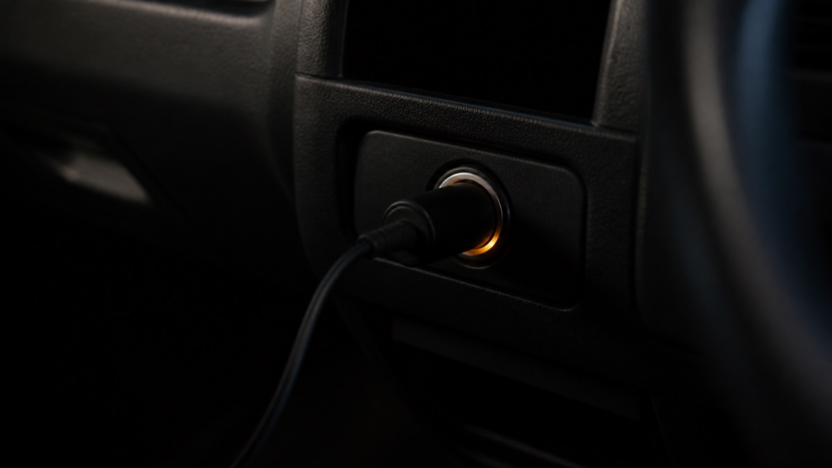 夜の車内のアクセサリーソケットに挿さったプラグ