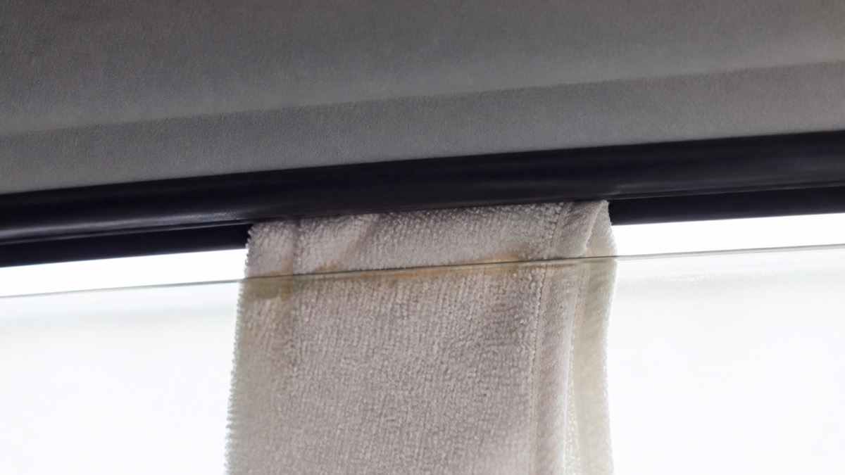 車の窓を数センチだけ開け、隙間に折りたたんだタオルを挟んだ状態の接写