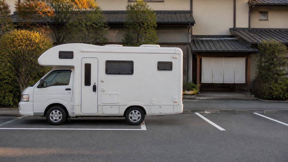 温泉旅館の駐車場に停まったキャブコン。車外にはテーブルもイスも出ていない