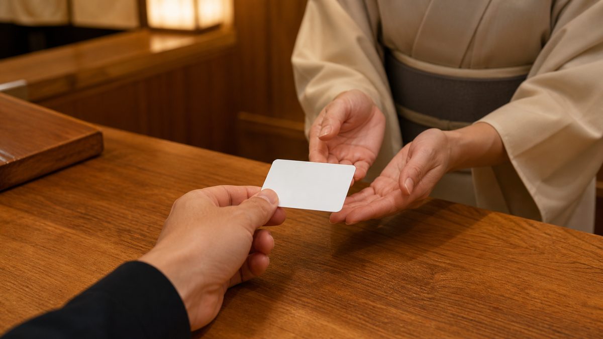 旅館のフロントでくるま旅クラブの会員証を提示している手元