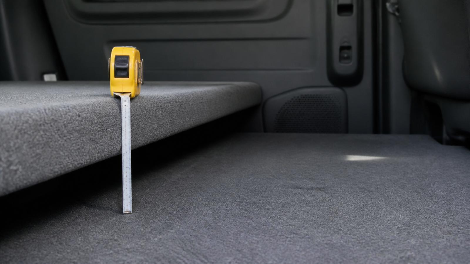 後席を倒した車内で、シートとシートの間にできた高低差を横から見た図