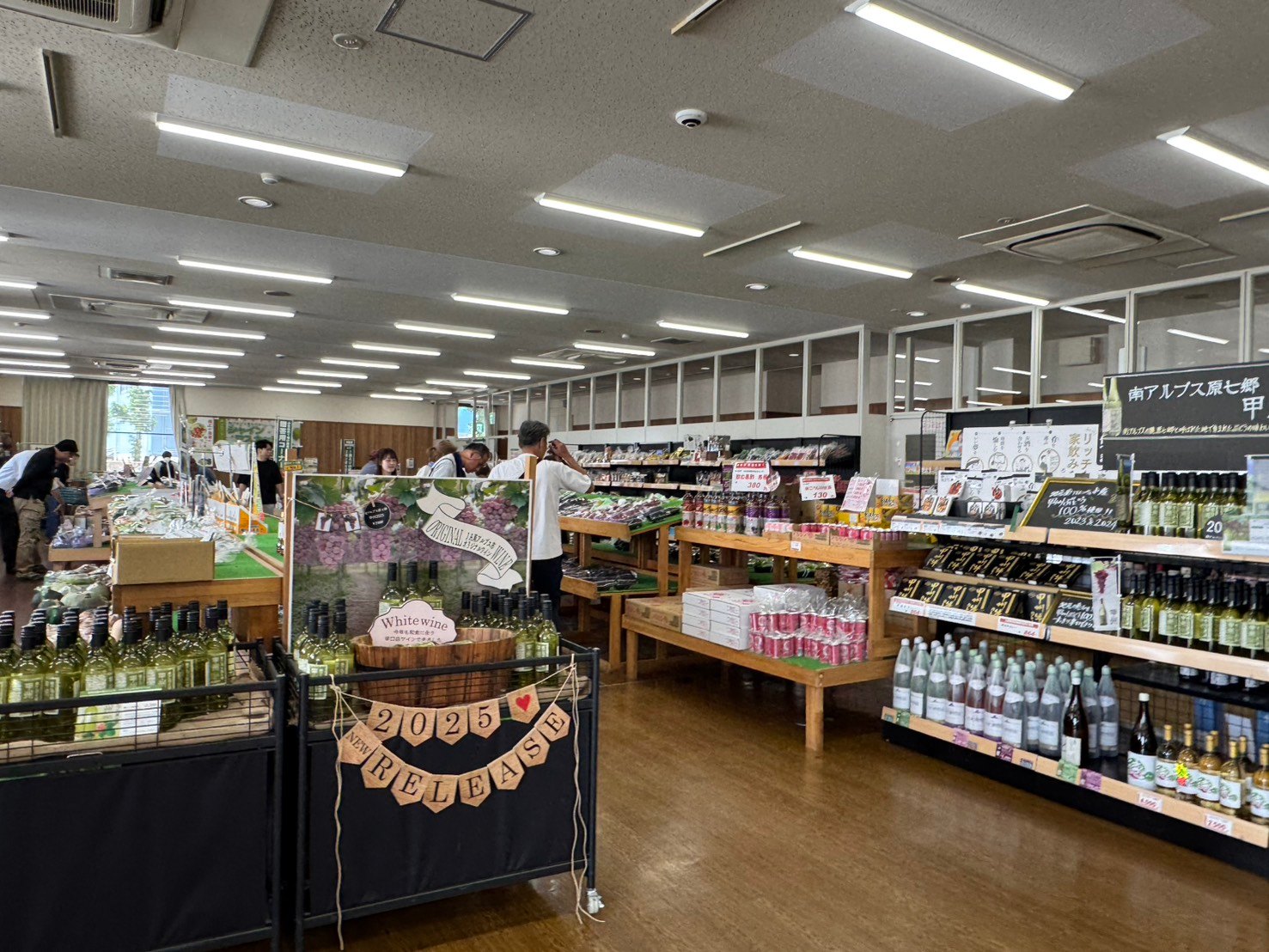 ワインや飲料、農産物が並ぶ道の駅しらね農産物直売所の店内