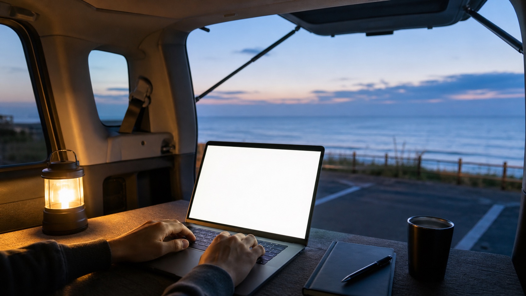 夕方の道の駅駐車場でノートPCを開くバンの車内(イメージ)