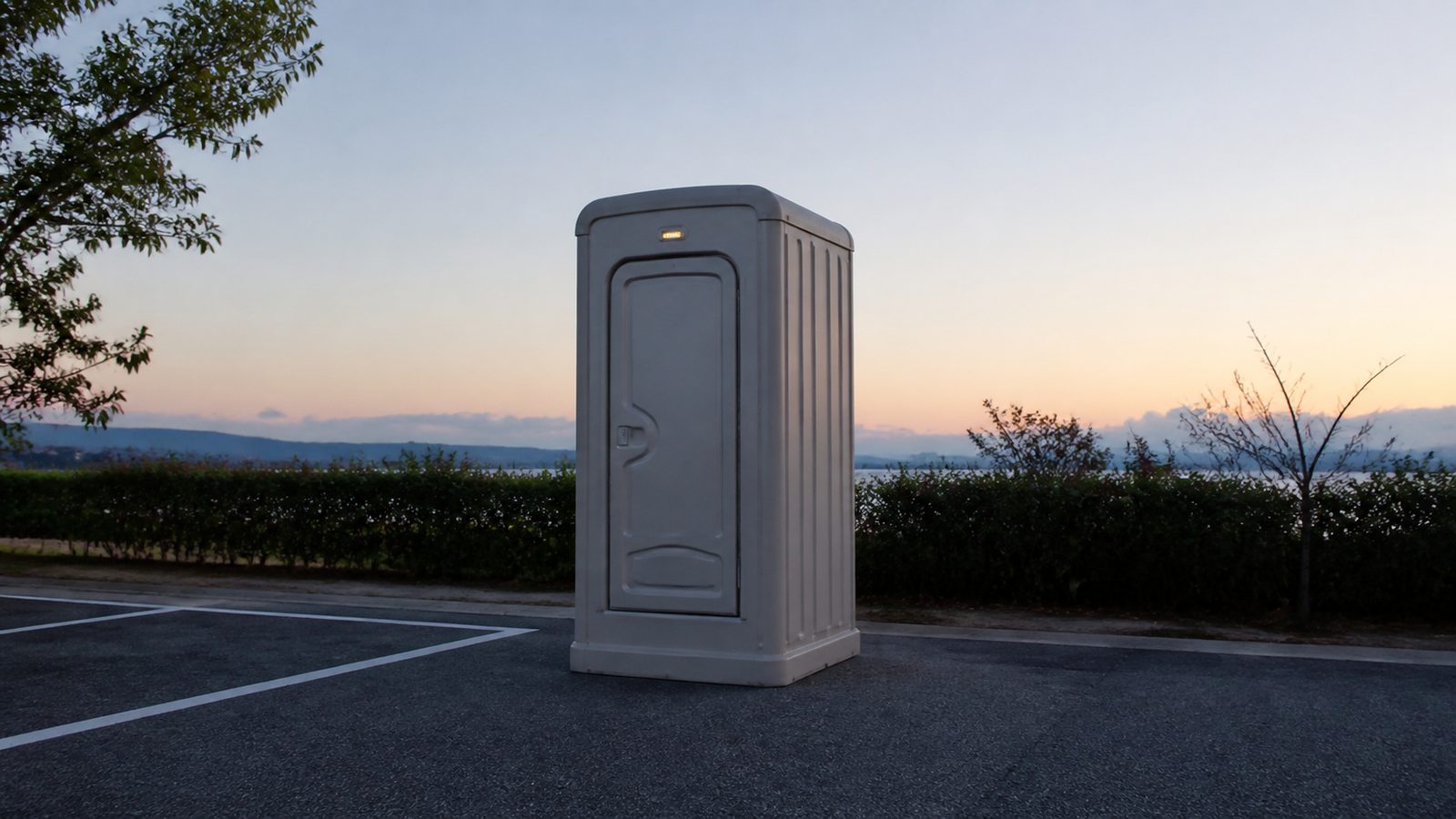仮設タイプの単独トイレが1基だけ立っている