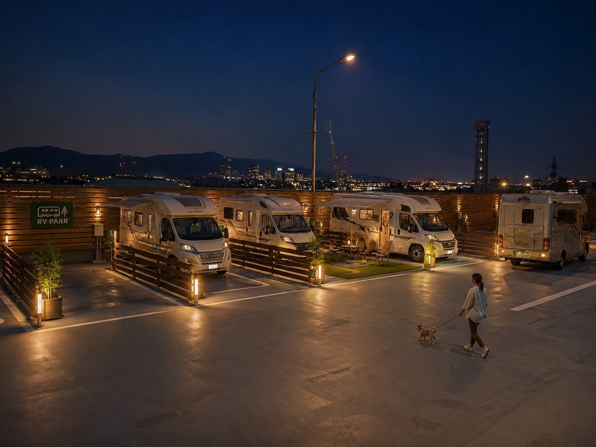 神戸の夜景を望む屋上のRVパークにキャンピングカーが並ぶ公式イメージ