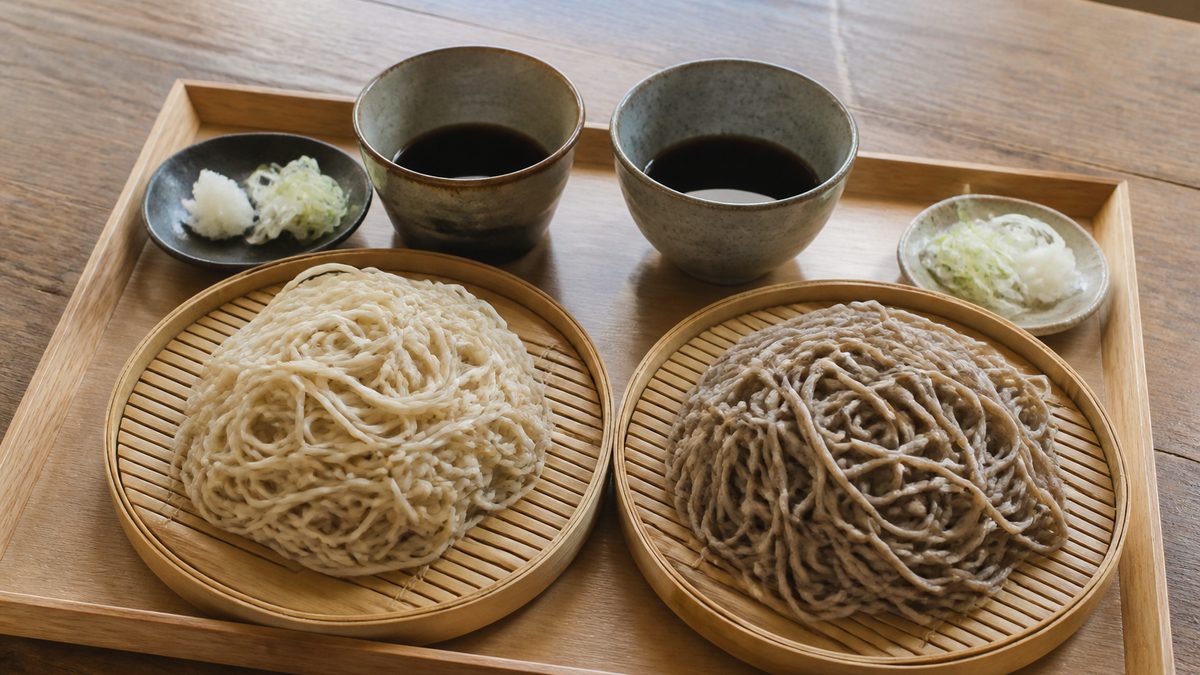 八ヶ岳山麓産のそばを盛った二種類のそば(イメージ)