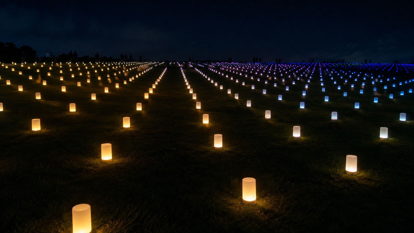 夜の芝生広場に並ぶLEDランタンのイメージ(施設特定不可)