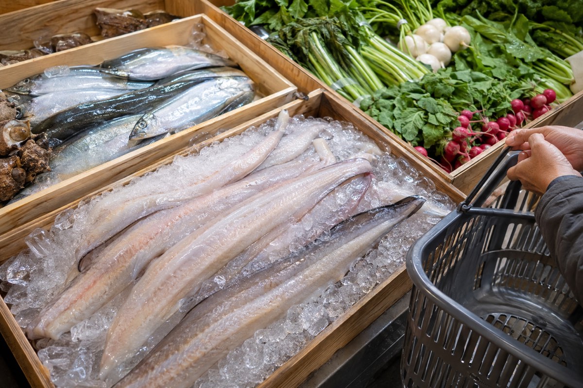 直売所の水産物コーナーに並ぶ玄界灘の鮮魚とあなごの開き(イメージ)
