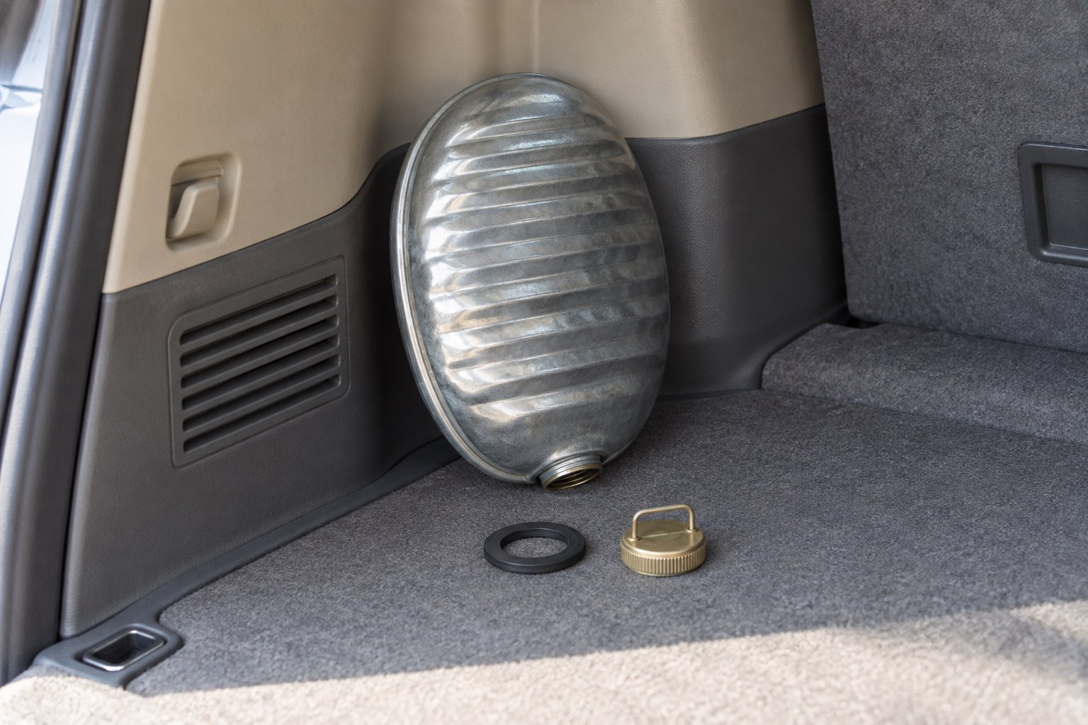 荷室の隅で口金を開けて逆さに立てかけられた湯たんぽと、外したパッキン