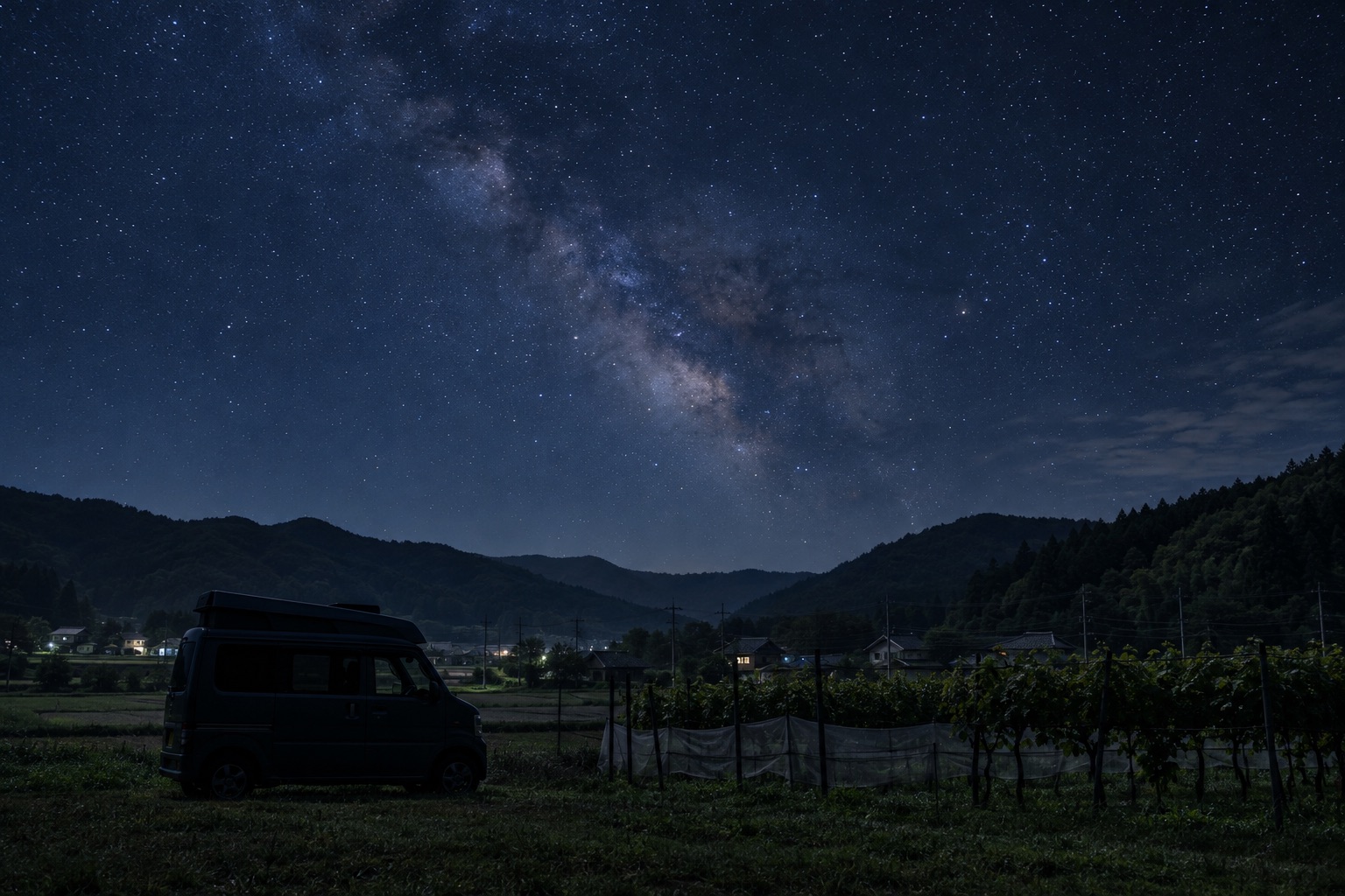 夜、電源につながれたバンコンのシルエットと星明かり(イメージ)