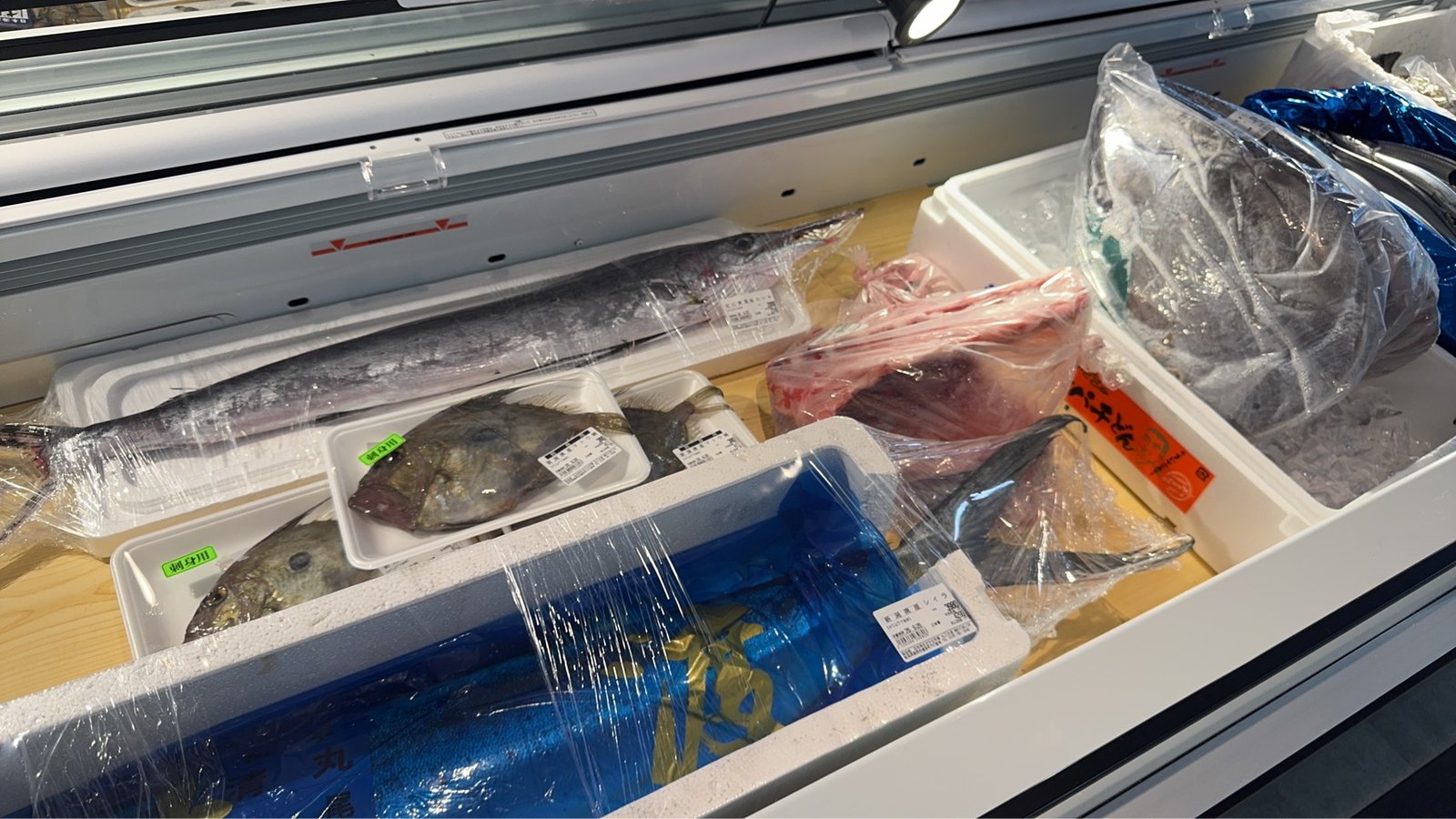 「刺身用」の札や「新潟県産 シイラ」のラベルが付いた鮮魚のパック