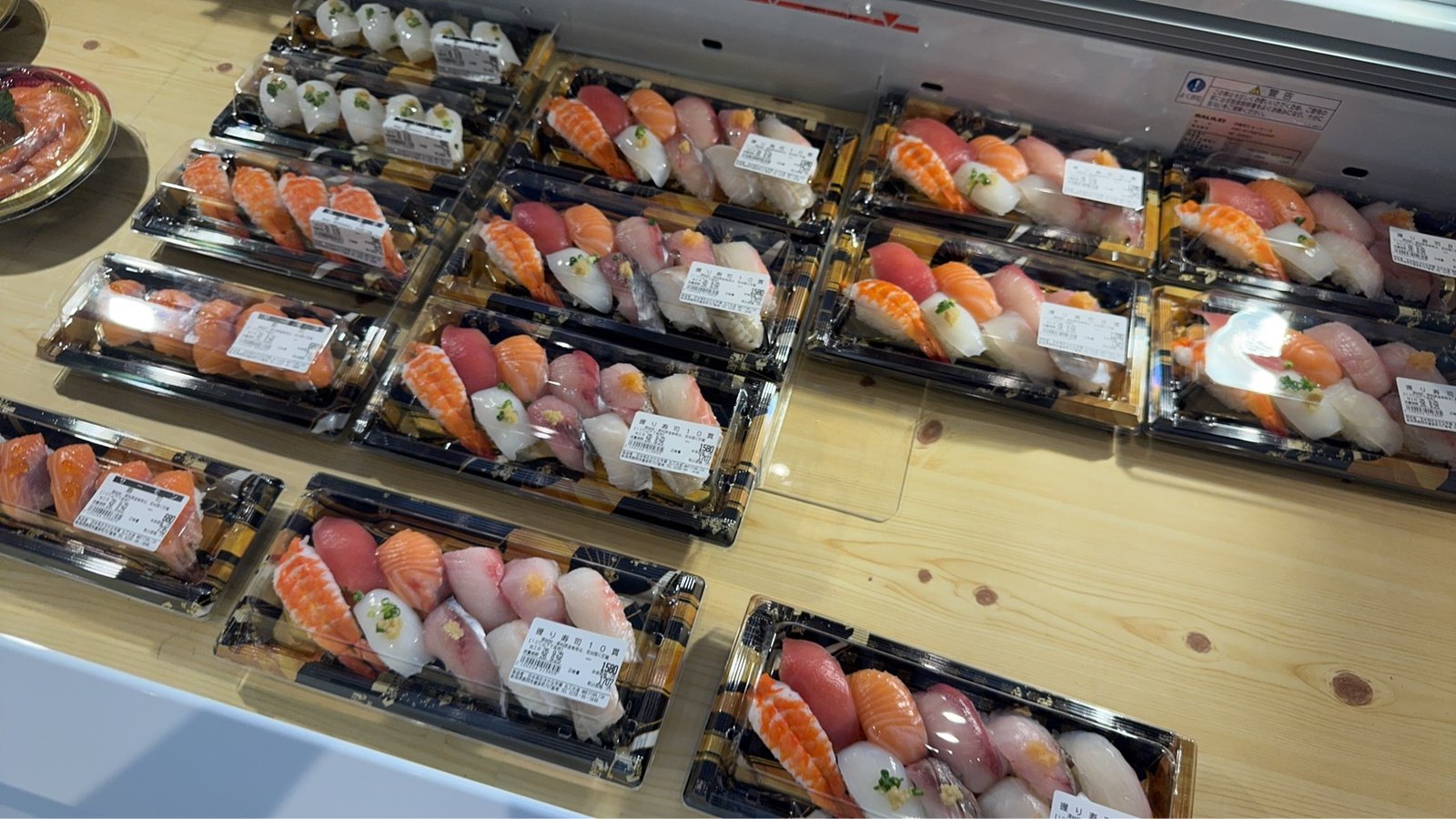 パック詰めの握り寿司「握り寿司10貫」が並ぶ売場