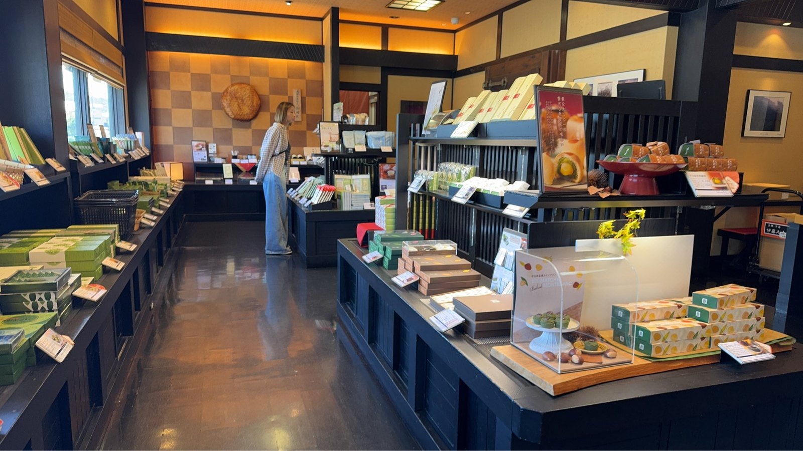 黒い陳列棚にお茶や菓子の箱が並ぶ伊藤久右衛門の土産売り場