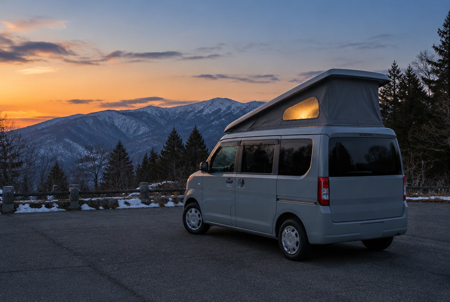 夕暮れの峠の駐車場で、ミニバンの屋根の後ろ側が持ち上がり、側面がグレーの布になっている。屋根の中から暖かい明かりが漏れる（イメージ画像（AI生成。実際の施設・商品の写真ではありません））